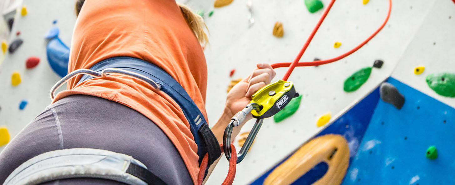 climbers tying for belay